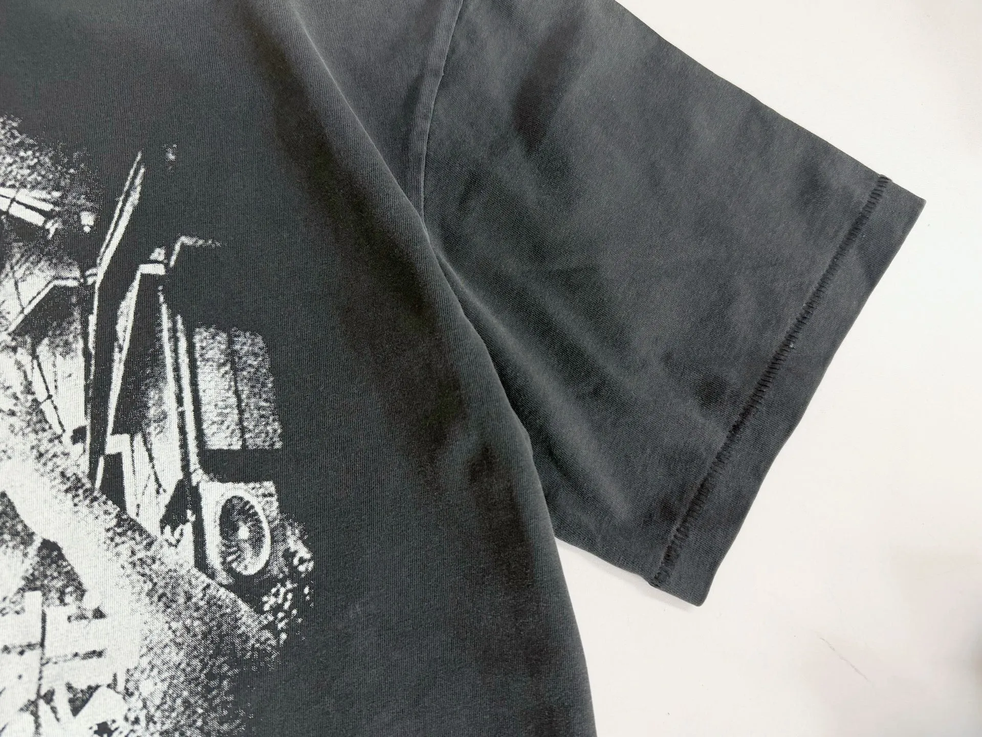 ❥8034#P136 Saint Mxxxxxx new model uses double yarn cotton batik fabric 280g, comfortable and breathable to wear. Full of street feel, loose fit. Craftsmanship: printing + graffiti + spray coding, batik and washing. Size: (S-M-L-XL) Color: Washed black